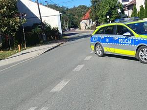 zabezpieczenie wyścigu kolarskiego radiowóz na drodze