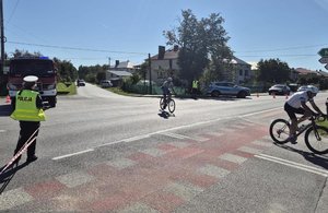 policjanci zabezpieczają przejazd kolarzy na jezdni