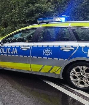 policyjny radiowóz na jezdni