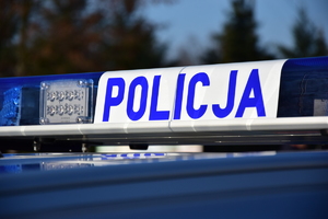 Belka policyjnego radiowozy z napisem Policja