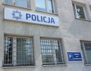 Na zdjęciu widoczny budynek KPP Nisko, na którym znajduje się napis Policja.