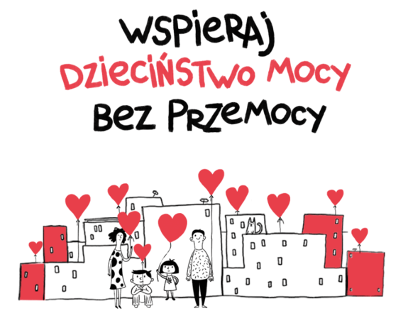 Na zdjęciu rodzice z dwójką dzieci trzymają w ręce balony w kształcie serca stoją na tle budynków.