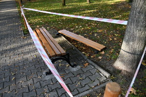 Zniszczona łąwka w Parku Miejskim w Rudniku nad Sanem.