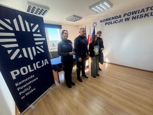 Laureatka konkursu Bezpieczne Wakacje 2025 odbiera nagrodę od policjantów Komendy Powiatowej Policji w Nisku.
