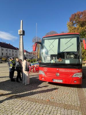 kolejka osób czekających na oddanie krwi
