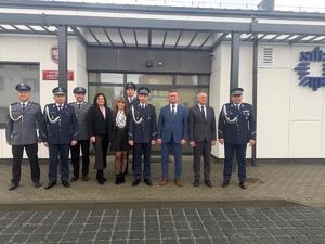 Policjanci, przedstawiciele władz samorzadowych na tle Komisariatu w Rudniku nad Sanem