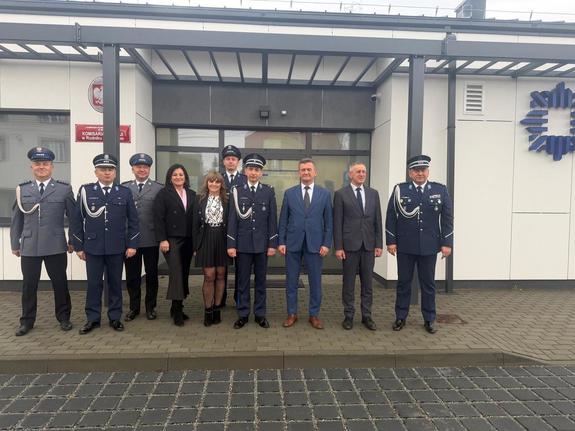 Policjanci, przedstawiciele władz samorzadowych na tle Komisariatu w Rudniku nad Sanem