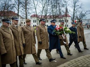 Złożenie kwiatów przez Komendanta Powiatowego Policji w Nisku