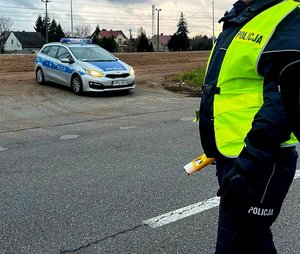 Policjant  urzadzeniem iblow w dłoni