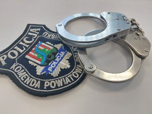 emblemat KPP Nisko obok kajdanki