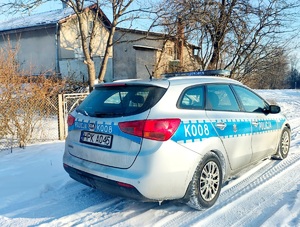 radiowóz na śniegu