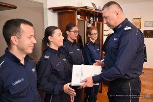 Policjantka odbiera gratulacje