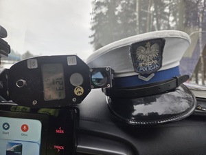 miernik prędkości z zarejestrowaną wartością 123 km/h