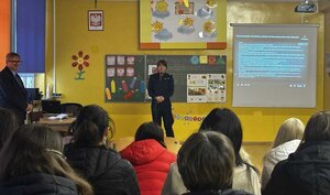 Rodzice słuchają prelekcji policjantki