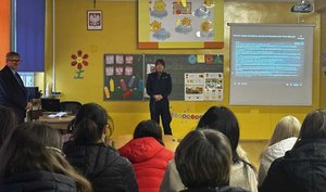 Rodzice słuchają prelekcji policjantki