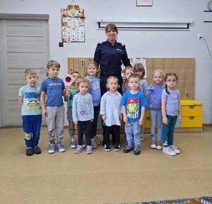 Dzieci wraz z policjantką stoją.