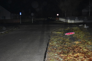 zniszczony znak drogowy