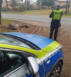 Policjant mierzący prędkość