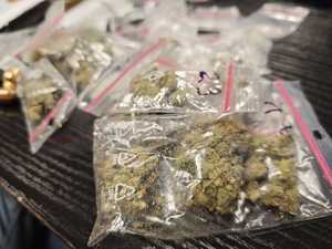 Woreczki strunowe z zawartością brunatno zielonego suszu