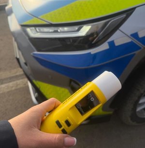 urządzenie do badania stanu trzezwości iblow i radiowóz