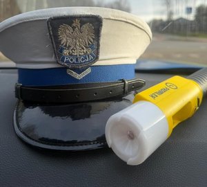 Czapka policjanta ruchu drogowego i urządzenie iblow
