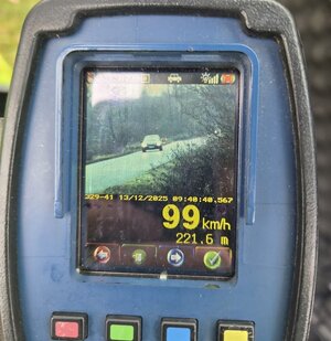 urządzenie pomiarowe służące do mierzenia prędkości poruszających się pojazdów z zarejestrowaną warością 99 km/h.