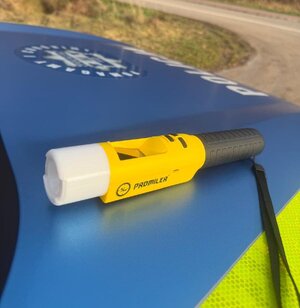 alkomat iblow na pokrywie silnika radiowozu