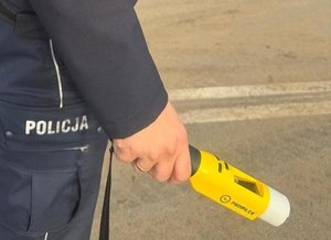 policjant z urzadzeniem iblow w dloni