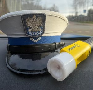 czapka policjanta ruchu drogowego, oboku urządzenie Iblow do badania stanu trzeźwosći