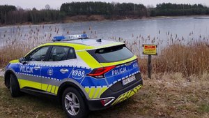 Radiowóz przy zbiorniku wodnym