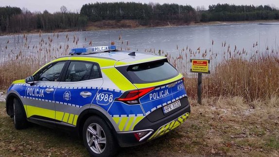 Radiowóz przy zbiorniku wodnym