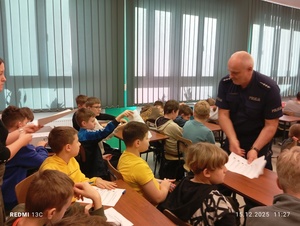 Policjant rozdaje odblaski