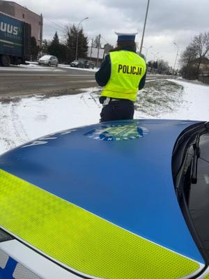policjanta przy radiowozie