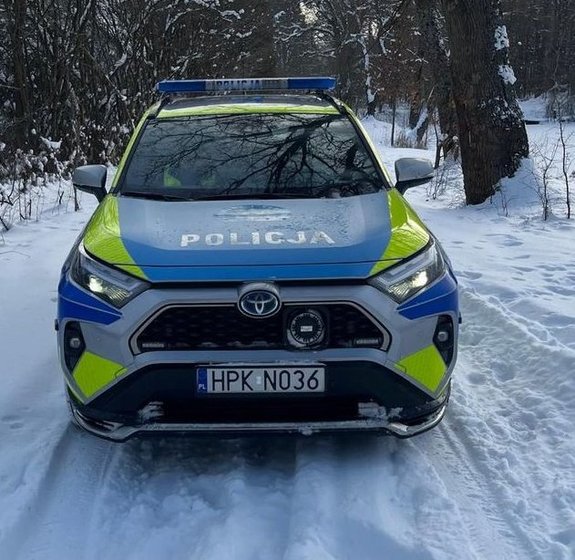 radiowóz na śniegu