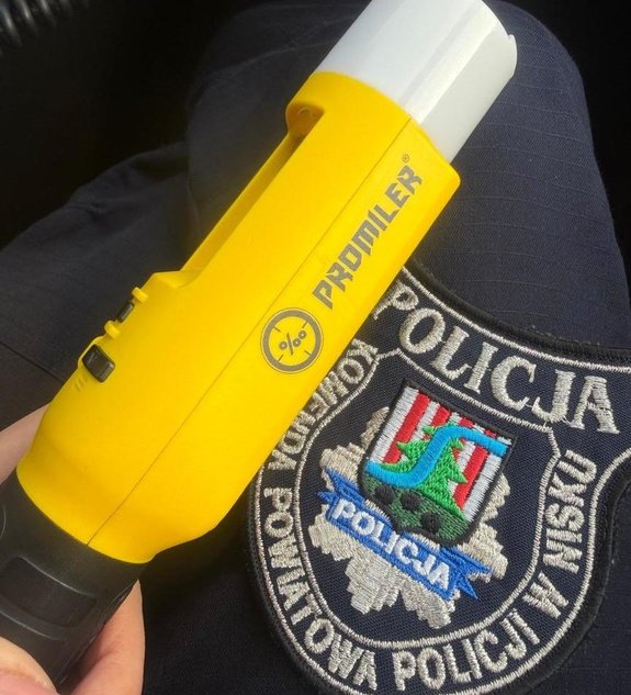 Urządzenie dobadania stanu trzeźwości iblow i emblemat KPP Nisko