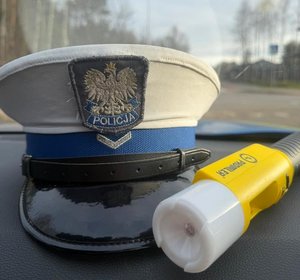 czapka policjanta ruchu drogowego i urządzenie iblow