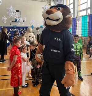 policyjna maskotka wśród uczestników zabawy karnawałowej
