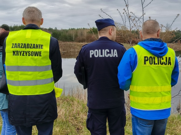 Zdjęcia przedstawiają policjantów oraz inne służby biorących udział w ćwiczeniach