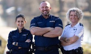 Na zdjęciu widać dwie policjantki i policjanta