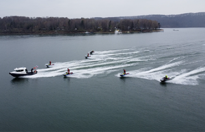 Zdjęcie przedstawia policyjne skutery wodne oraz łódź policyjną