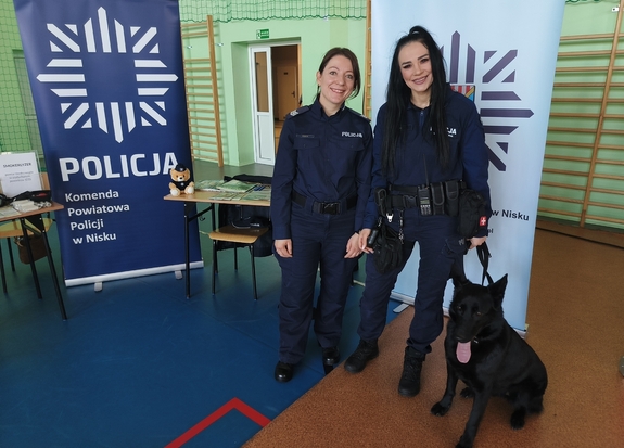 Zdjęcie przedstawiają stoisko policyjne na targach edukacyjnych