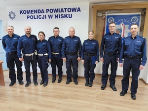 Zdjędstawiają funkcjonariuszy KPP Nisko podczas uroczystości wręczenia aktów mianowania na wyższe stopnie służbowe.