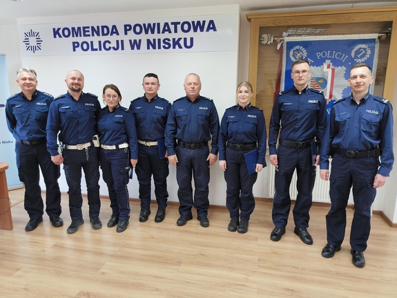 Zdjędstawiają funkcjonariuszy KPP Nisko podczas uroczystości wręczenia aktów mianowania na wyższe stopnie służbowe.