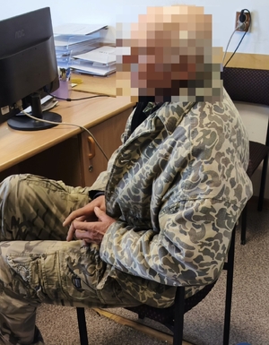 Zdjęcie przedstawia osobę podejrzanego