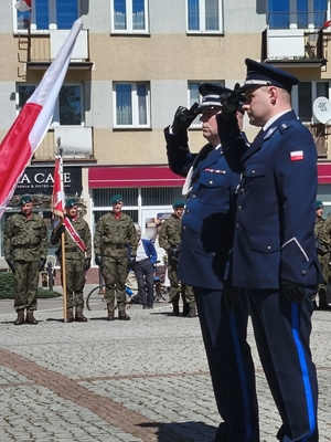 Zdjęcia przedstawiają policjantów podczas obchodów Święta 3 Maja