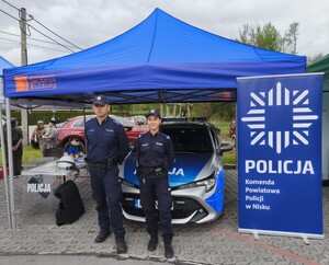 Zdjęcia przedstawiają policjantów oraz osoby odwiedzające stoisko