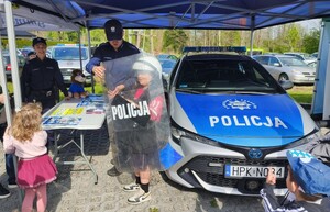 Zdjęcia przedstawiają policjantów oraz osoby odwiedzające stoisko