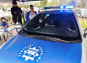 Zdjęcia przedstawiają policjantów oraz osoby odwiedzające stoisko