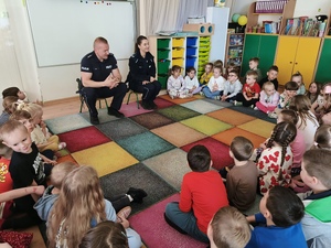 Zdjęcia przedstawiają dzielnicowych oraz dzieci z Przedszkola nr 2 w Nisku