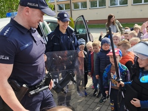 Zdjęcia przedstawiają dzielnicowych oraz dzieci z Przedszkola nr 2 w Nisku